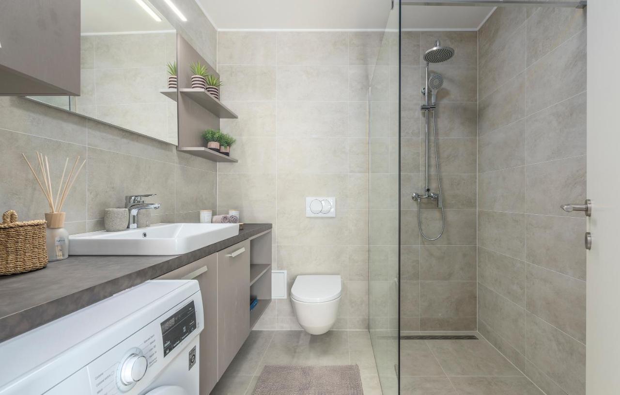 Just Renovated Stylish 2 Bedrooms Apartment Only A Few Steps From The Beach! Novigrad Istria Dış mekan fotoğraf